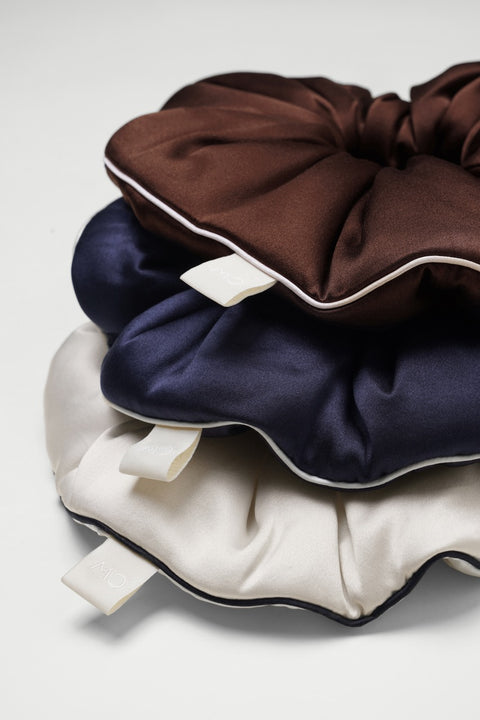 Chouchou in Glint ナイトシュシュ celebrate with silk.